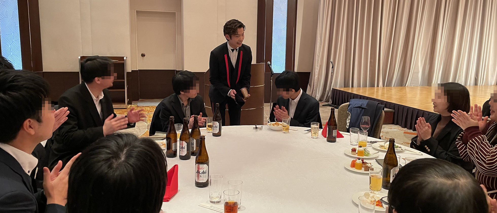 食事会でテーブルマジックを楽しむゲスト